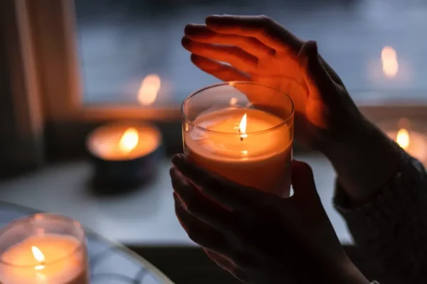 The Cozy Role of Scented Candles in Transforming Holiday Atmospheres