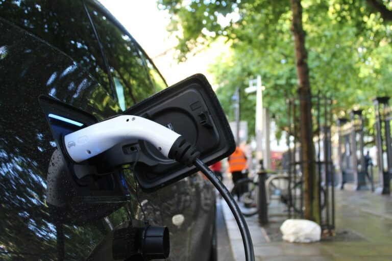 The Future of Electric Vehicle Charging: Key Technologies and Trends
